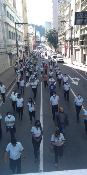 Imagem ilustrativa da imagem Cobradores do Transcol fazem manifestação e bloqueiam trânsito em Vitória