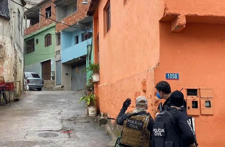 Imagem ilustrativa da imagem Polícia faz ação no Complexo da Penha e encontra casa incendiada por bandidos