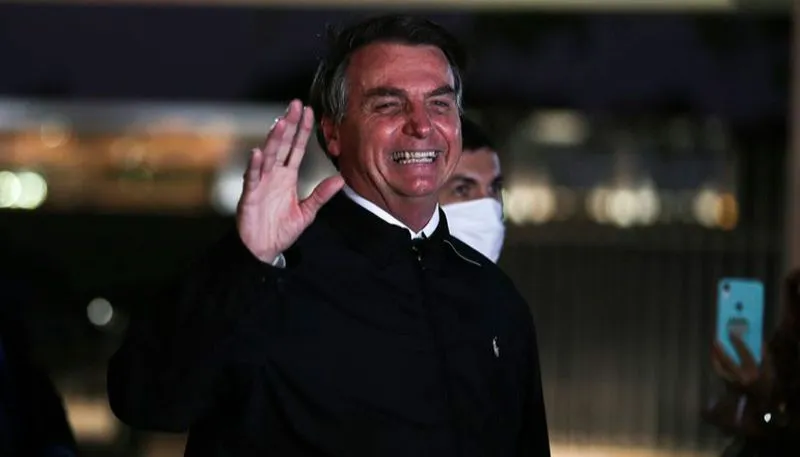 Imagem ilustrativa da imagem Bolsonaro condecora Weintraub e Aras com Ordem de Mérito Naval
