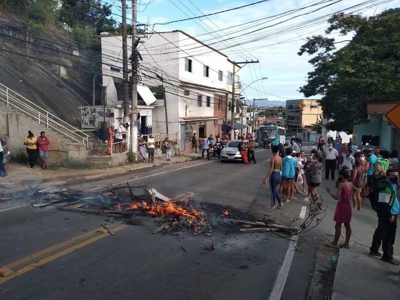 Imagem ilustrativa da imagem "Bandidos chegam atirando sem se importar com quem está na rua", diz tia de adolescente baleada em Vitória