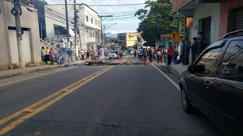Imagem ilustrativa da imagem Moradores protestam após adolescente ser baleada no peito em Vitória