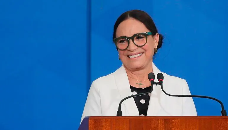 Imagem ilustrativa da imagem Instagram volta a avisar que Regina Duarte publicou notícia falsa
