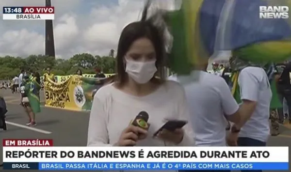 Imagem ilustrativa da imagem Manifestante bate com mastro de bandeira na cabeça de jornalista