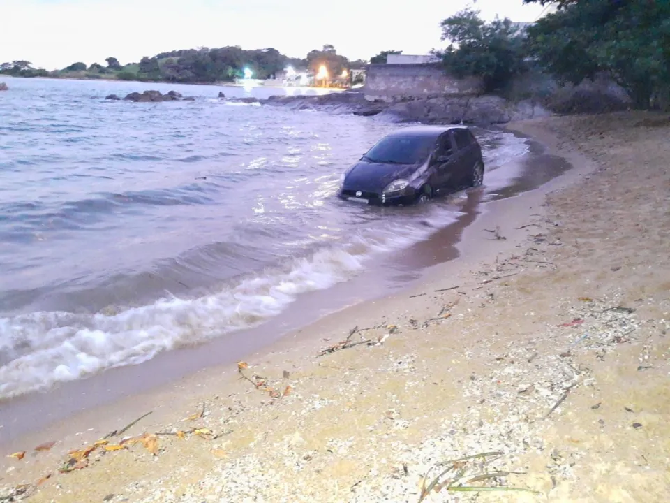 Imagem ilustrativa da imagem Turistas desobedecem isolamento, fazem churrasco na praia e ficam sem o carro