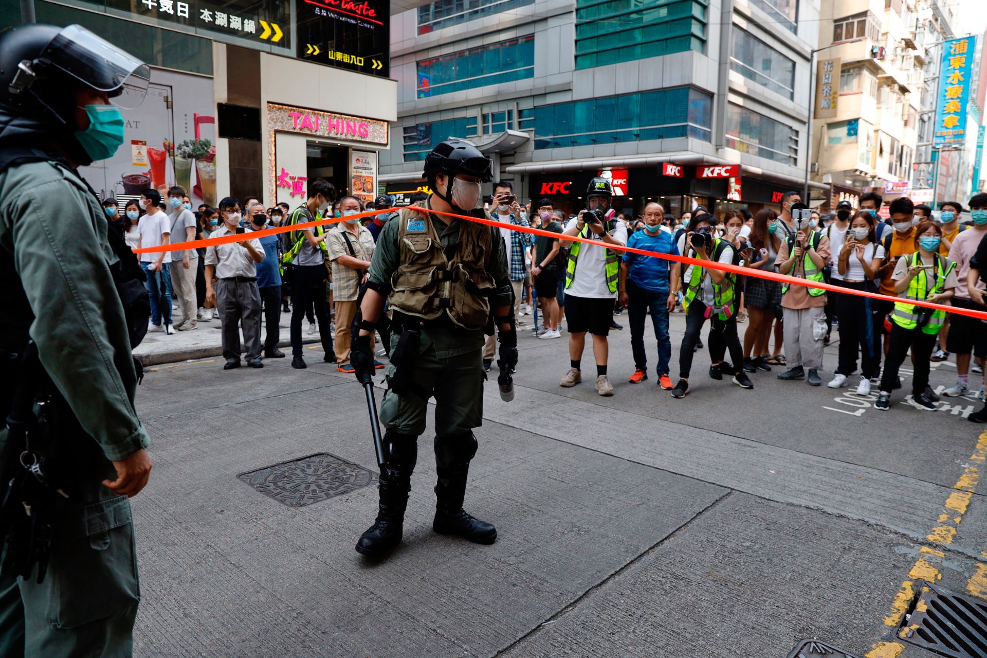 Protesto levou milhares às ruas de Hong Kong (Foto: Kin Cheung / Associated Press / Agência Estado)