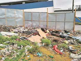 Imagem ilustrativa da imagem Terreno abandonado cheio de mato e lixo