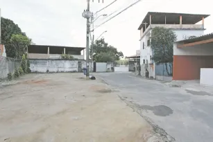 Imagem ilustrativa da imagem Rua vira depósito de sujeira