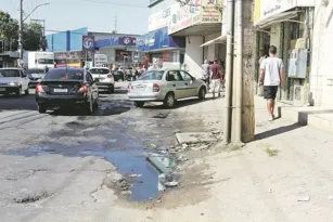 Imagem ilustrativa da imagem Rede de esgoto vazando em rodovia