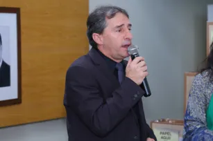 Imagem ilustrativa da imagem Em meio a bate-boca, deputado renuncia a cargo na Mesa Diretora