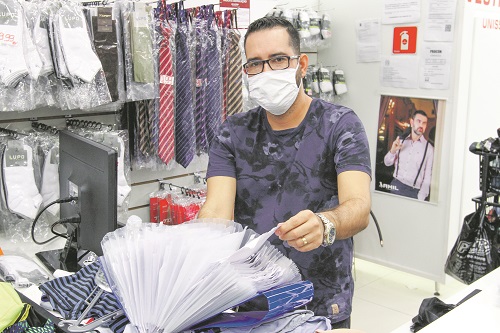 Kerlon afirmou que precisou demitir dois empregados.Ele mostrou as contas com os fornecedores que estão vencendo. “Não temos caixa para pagar” (Foto: Leone Iglesias/AT)