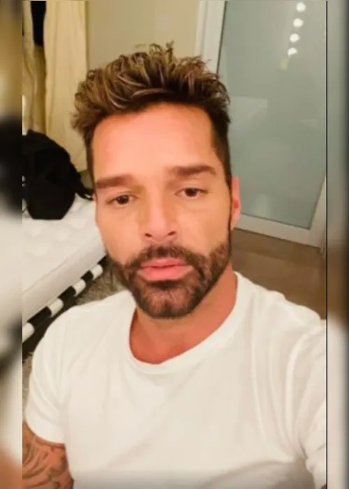 Imagem ilustrativa da imagem Ricky Martin convida fãs a refletirem sobre cenário atual ao lançar "Pause", de surpresa