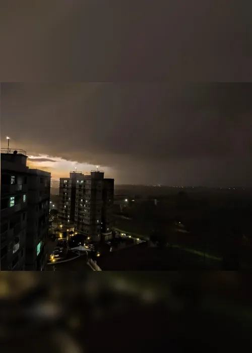 Imagem ilustrativa da imagem VÍDEO | Tempo muda e dia vira noite na Grande Vitória