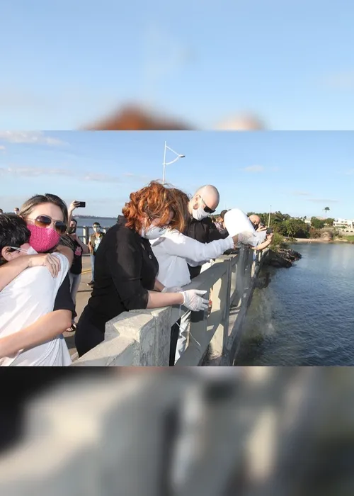 Imagem ilustrativa da imagem VÍDEO | Cinzas jogadas ao mar no adeus a aposentado vítima do coronavírus