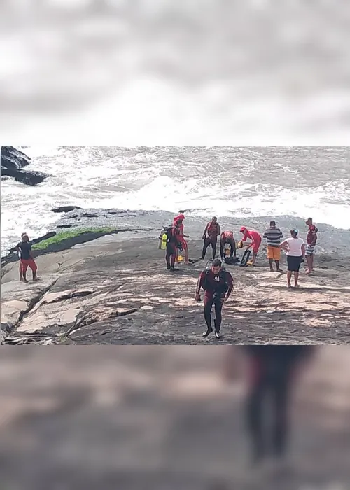 Imagem ilustrativa da imagem VÍDEOS | Catador de mariscos desaparece no mar em Vitória
