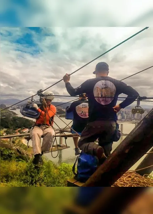 Imagem ilustrativa da imagem Homem pendurado no meio de tirolesa chama a atenção em Vila Velha