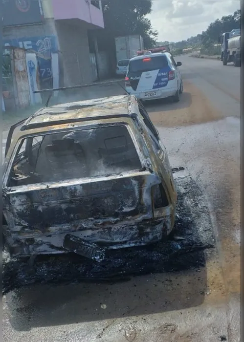 Imagem ilustrativa da imagem Carro de segurança pega fogo em rua de Cariacica