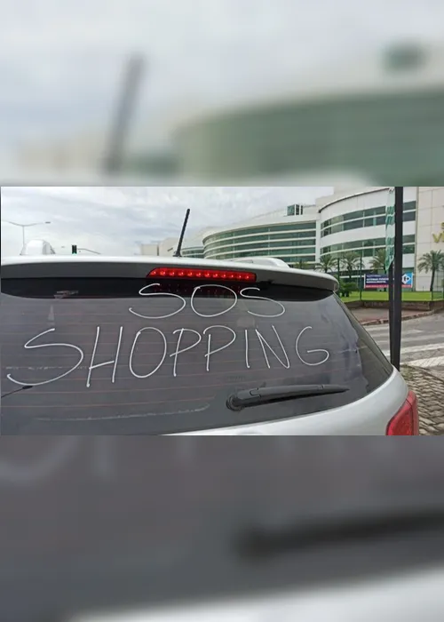 
          Imagem ilustrativa da imagem FOTOS | Lojistas fazem carreata pela reabertura dos shoppings
          