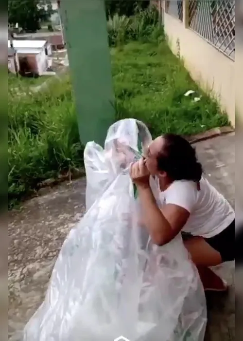 Imagem ilustrativa da imagem Menino usa saco plástico para abraçar mãe que trabalha em UTI de Covid-19