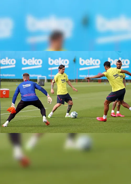 Imagem ilustrativa da imagem Messi se lesiona a uma semana da retomada do Espanhol e preocupa o Barcelona