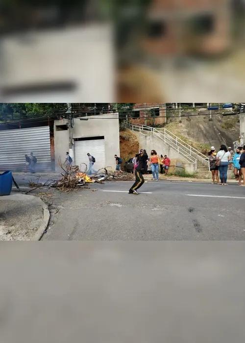 Imagem ilustrativa da imagem Moradores protestam após adolescente ser baleada no peito em Vitória