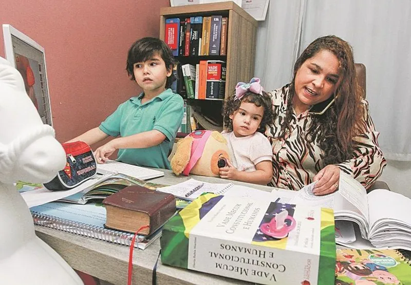 A advogada Nínive Santos com os filhos Nina e Heitor. Ela divide o tempo entre os pequenos, a casa e o trabalho