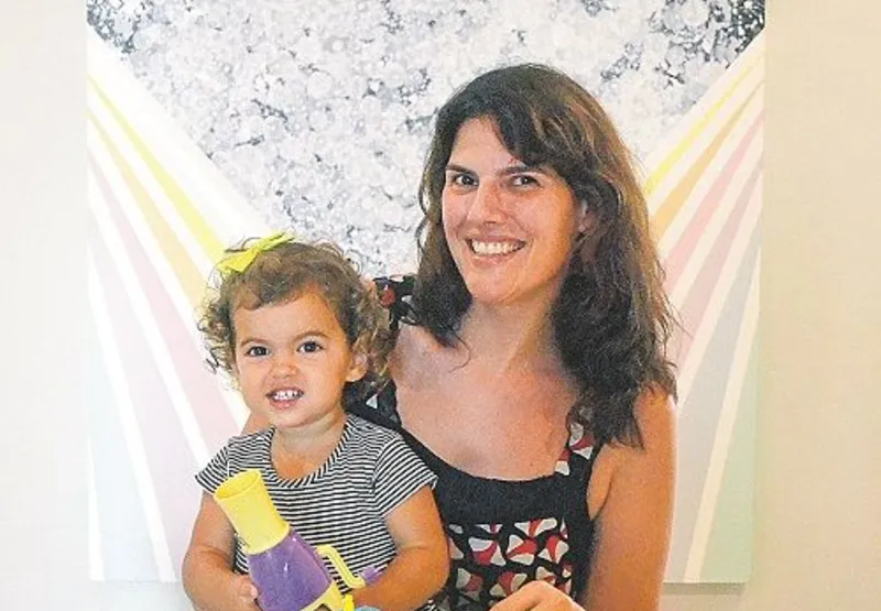 A designer Carla Ribeiro, de 37 anos, precisa dividir seu tempo entre cuidar da filha Alice, de 1  ano