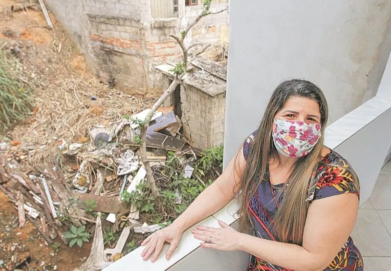 Claudiana de Oliveira, 41, que  teve dengue no começo do 
mês, mostra entulho em 
área perto de sua casa, no bairro  Itacibá.   