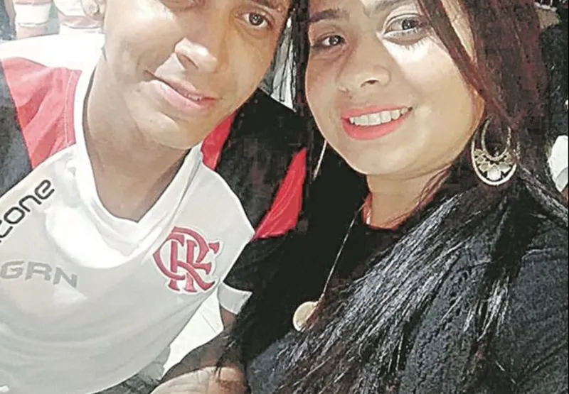 O casal: torcida para o Flamengo