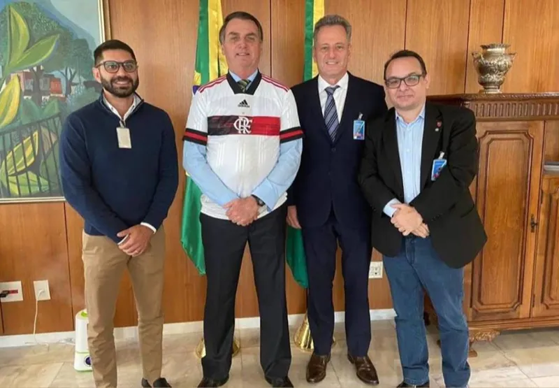 Da esq. para a dir.: Márcio Tannure, médico do Flamengo, Jair Bolsonaro, Rodolfo Landim; e Aleksander Santos, diretor institucionais dos clubes cariocas.