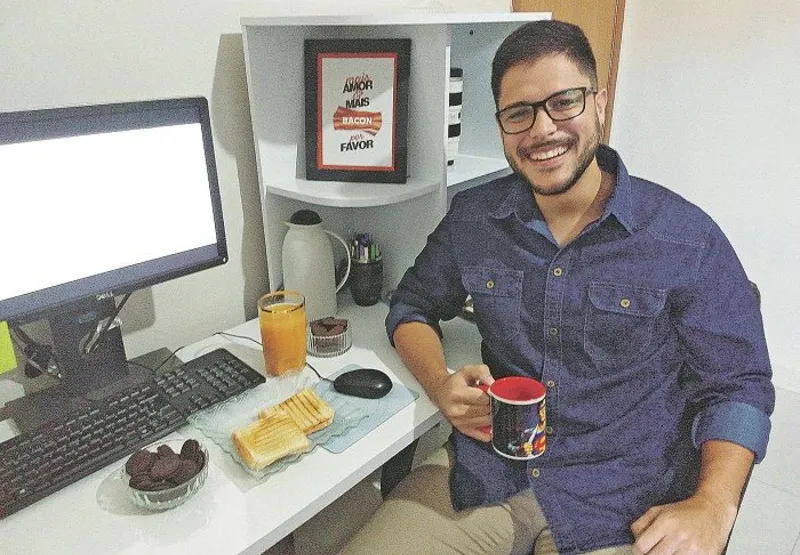 Juliano Araujo está trabalhando em home office e tendo aulas online em casa e alivia a ansiedade comendo