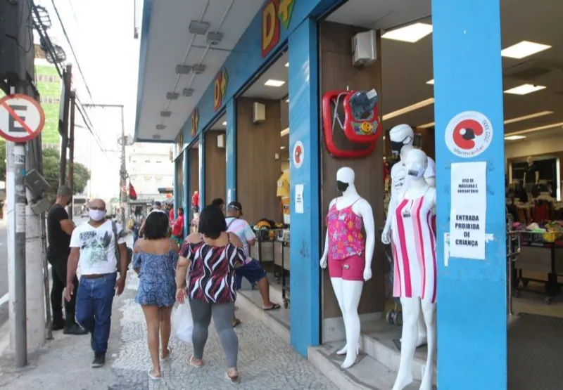 Loja de roupas na Avenida Jerônimo Monteiro, Centro de Vitória.