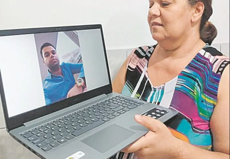 Júlia de souza, 49, mãe do soldado Jean Zanon, 29, mostra foto dele no computador: “Ele era um filho abençoado”  