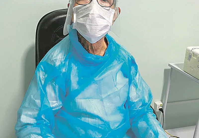 O médico Visadal Santos de Oliveira é natural de Nanuque, Minas Gerais, mas atende em Colatina. Ele é alergista e também dermatologista, com mais de 50 anos dedicados à medicina