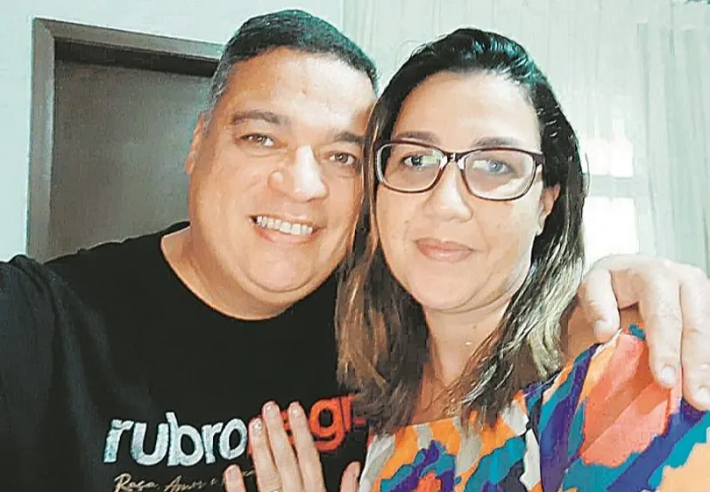 Rogério Fernandes com a  mulher, Flora Emília Lima, de 42 anos, que também foi curada da Covid-19