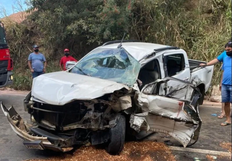 Picape envolvida em acidente com carreta em Viana.