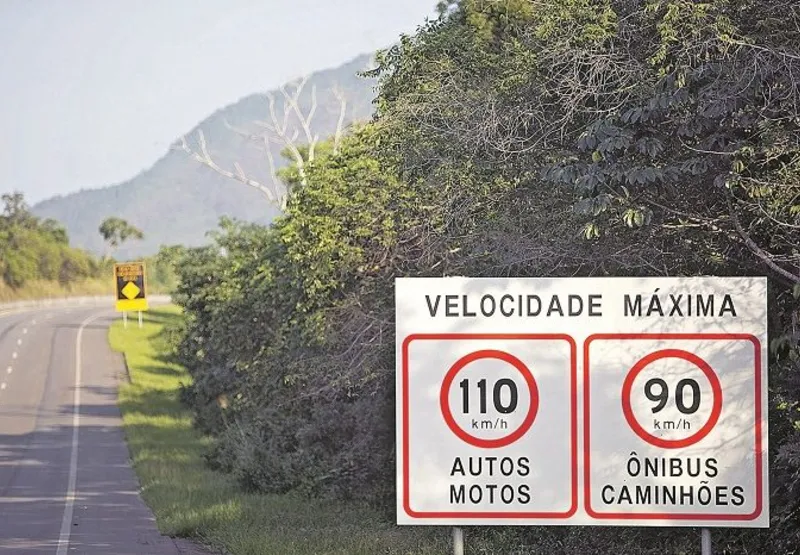 É preciso respeitar as sinalizações e limites de velocidade nas estradas