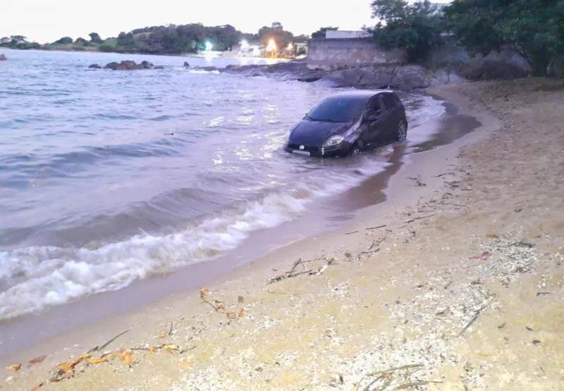 Os turistas colocaram o veículo na areia da Praia do Boião, em Perocão, e no momento em que a maré começou a subir, não conseguiram tirar o veículo a tempo. 
