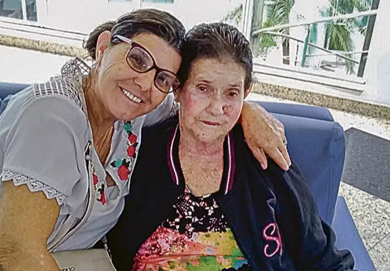 Aposentada Creuza Rodrigues de Lima com a mãe Maria Dornelas da Silva, que tinha 79 anos e morreu vítima da Covid-19. Ela morava em Vila Velha