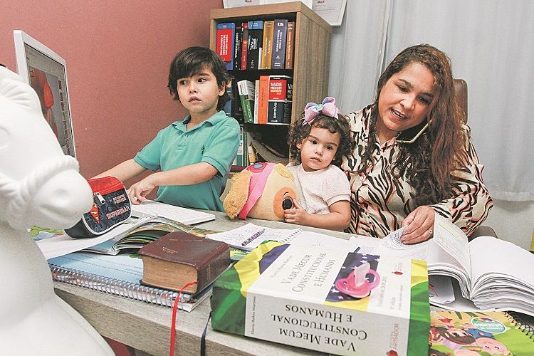 A advogada Nínive Santos com os filhos Nina e Heitor. Ela divide o tempo entre os pequenos, a casa e o trabalho (Foto: Kadidja Fernandes/AT)