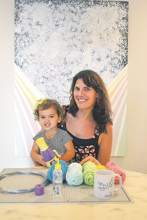 A designer Carla Ribeiro, de 37 anos, precisa dividir seu tempo entre cuidar da filha Alice, de 1 ano (Foto: Divulgação/Acervo Pessoal)