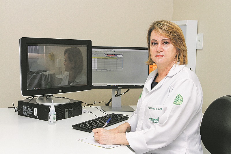 A ginecologista Viviane Oliveira Lisboa Tacla tem atuado por meio da telemedicina para orientar suas pacientes (Foto: Fábio Nunes/ AT)