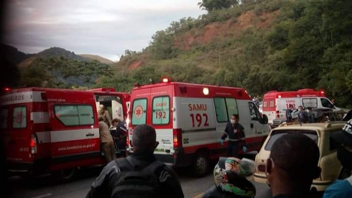 Ambulâncias participaram do socorro às vítimas (Foto: Leitor / WhatsApp)