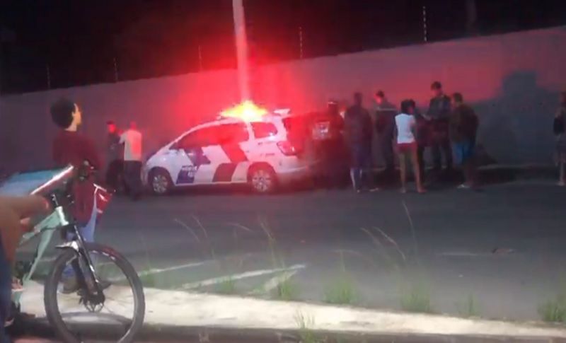 Aparentemente, o motociclista se acidentou sozinho. (Foto: Reprodução vídeo )