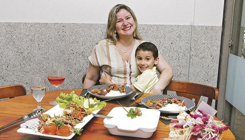 Advogada Julie Ferreira Macedo Moulin e o filho Miguel (Foto: Fábio Nunes / AT)