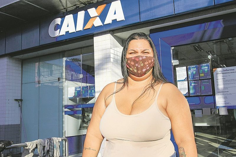 Após mais de 50 dias de espera, a autônoma Ágata Paiva Oliveira, 30 anos, finalmente conseguiu sacar a sua primeira parcela do auxílio emergencial. (Foto: Dayana Souza/AT)