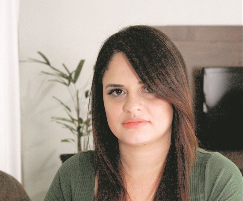 A professora Amanda Toledo descobriu um erro no sistema digital, ao ter o pedido de auxílio emergencial de R$ 600 negado. (Foto: Kadidja Fernandes/AT)