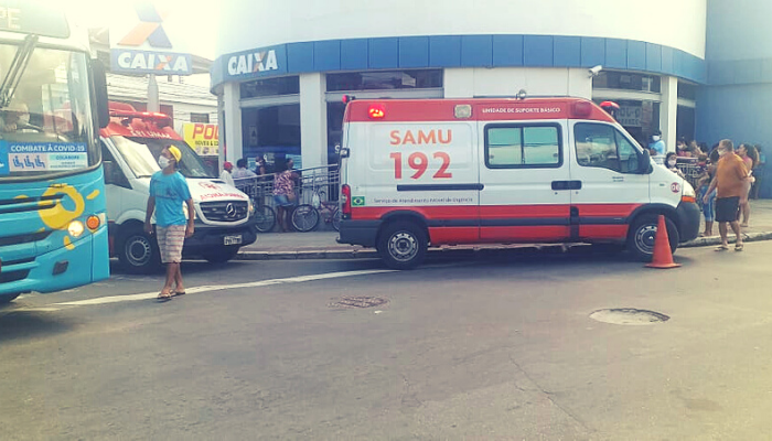 Ambulância do Samu socorreu o homem em frente à agência da Caixa na Serra-Sede (Foto: Divulgação)