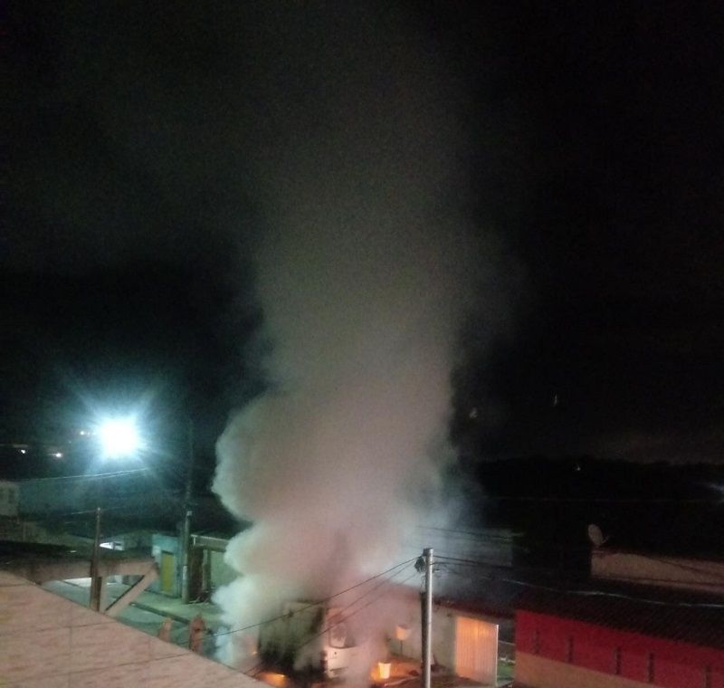 Bombeiros foram acionados e apagaram as chamas (Foto: Redes Sociais)