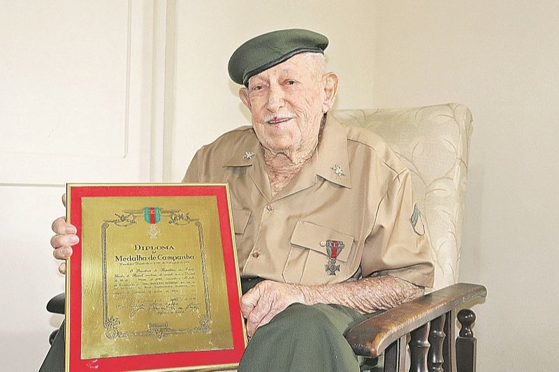 Morador de Castelo, Anacleto Brunoro mostra diploma de campanha. (Foto: Arquivo Pessoal)