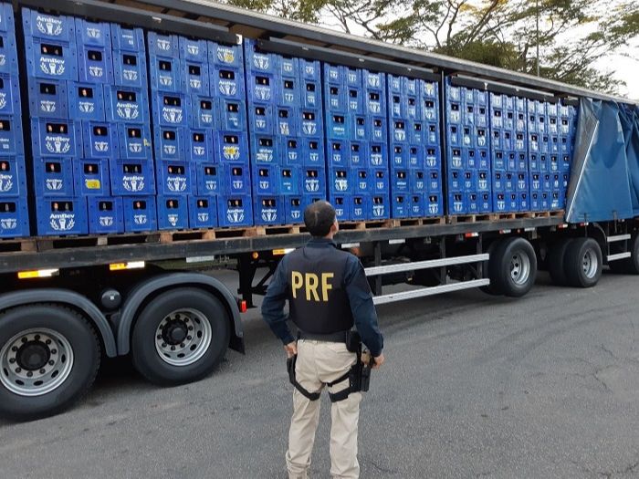 O motorista apresentou Nota Fiscal emitida em 12/05/2020, contudo, a referida nota não condizia com a mercadoria transportada. (Foto: PRF/Divulgação)